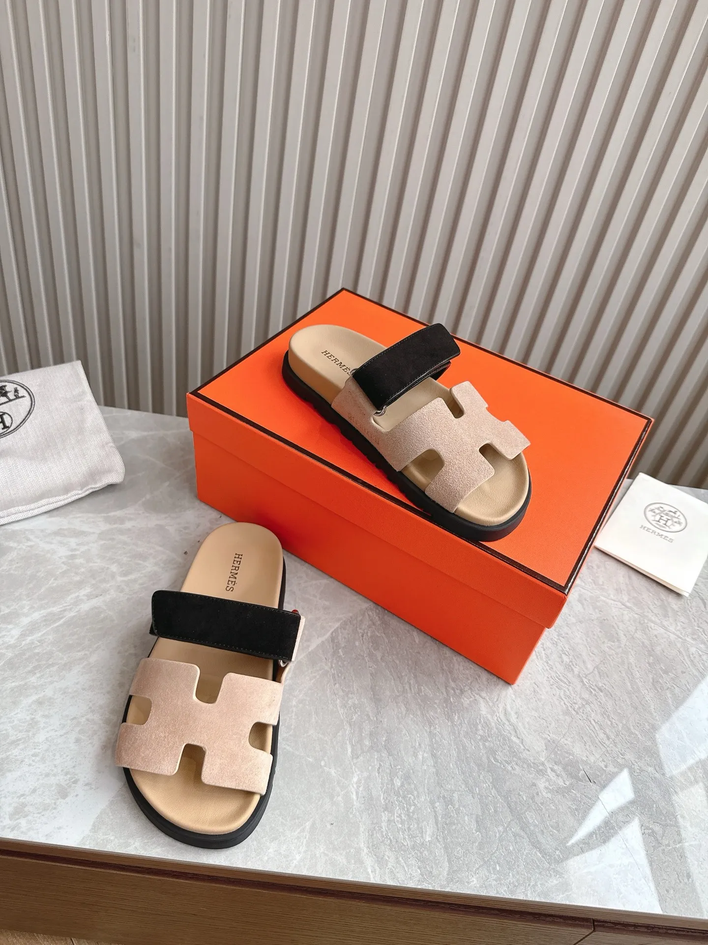 p480🐮🐮Couple model (top version) H family 2024 spring and summer new style HERMES Hermes' recently popular couple model pig nose angle sandals and slippers, paired with various colorful socks, popular. Upper: imported original deerskin (the genuine leather edging is not ordinary super migration). Lining: imported genuine leather. Outsole: Tpu non-slip and wear-resistant outsole. Size: Female 35-42 (40/42 non-returnable and non-exchangeable) Male size: 39-45 (45 non-refundable and non-exchangeable)